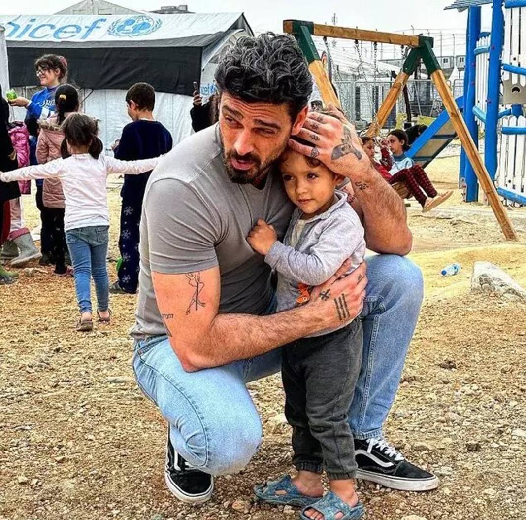 Michele Morrone Hatay'da depremzedeleri ziyaret etti 3